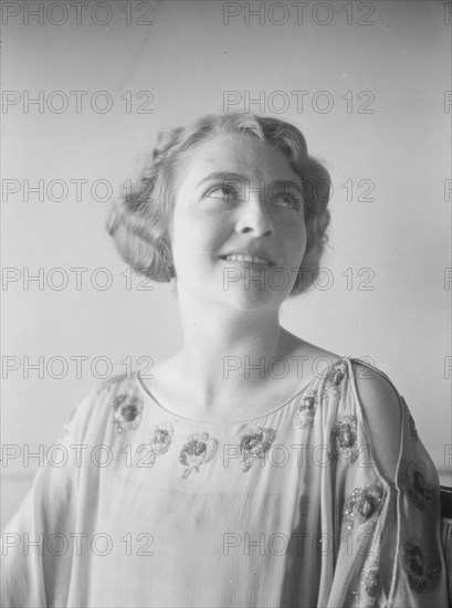 Blossom, Thelma, Miss, portrait photograph, 1922 Sept. 8. Creator: Arnold Genthe.