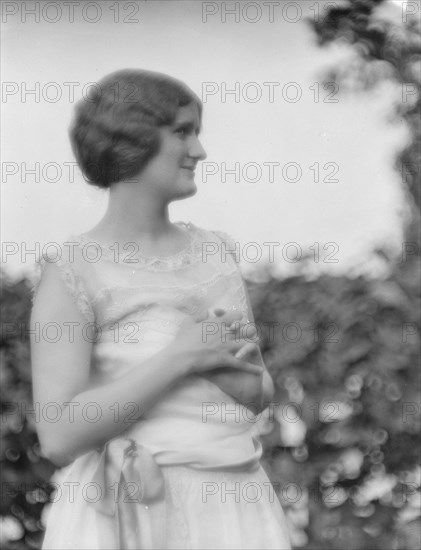 Conroy, Frank, Mrs., standing outdoors, 1923 Creator: Arnold Genthe.