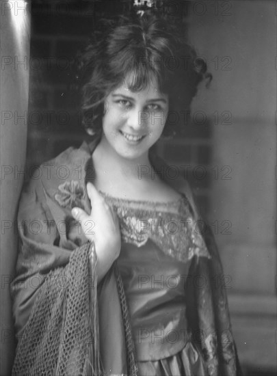 D'Ouesnay, Constance, Miss, portrait photograph, 1924 May 13. Creator: Arnold Genthe.