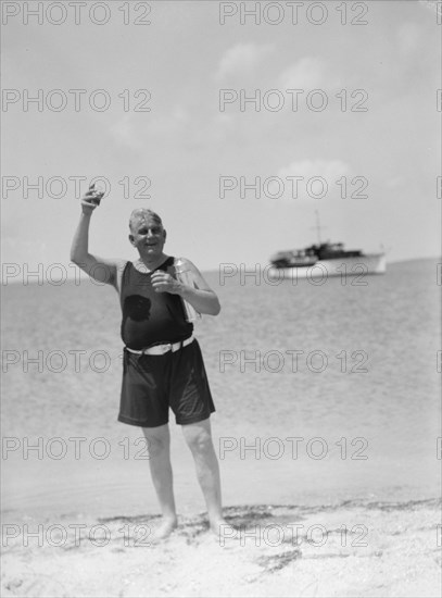 Hunt, Seth, Mr., at the beach, between 1931 and 1942. Creator: Arnold Genthe.