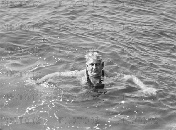 Hunt, Seth, Mr., swimming, between 1931 and 1942. Creator: Arnold Genthe.