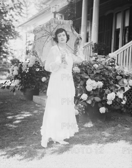 Leslie, Margeurite, standing outdoors, 1917 Aug. 18. Creator: Arnold Genthe.