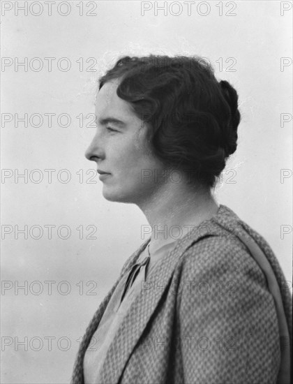 McMahon, Florence, Miss, portrait photograph, 1928 June. Creator: Arnold Genthe.