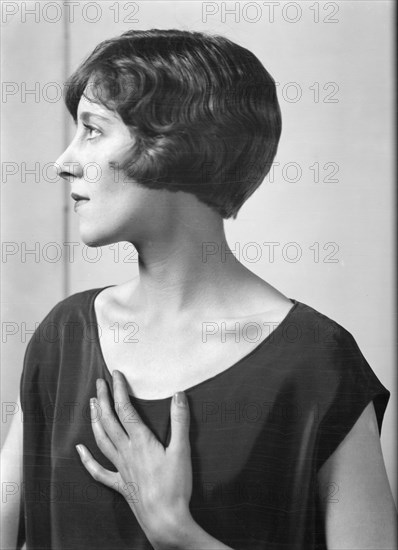 Ray, Caroll, Miss, portrait photograph, 1923 Nov. 3. Creator: Arnold Genthe.