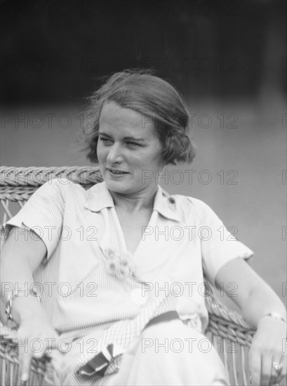 Sexton, Mrs., seated outdoors, 1932 July 10. Creator: Arnold Genthe.