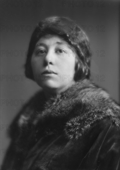 Akins, Zoe¨, Miss, portrait photograph, between 1914 and 1924. Creator: Arnold Genthe.