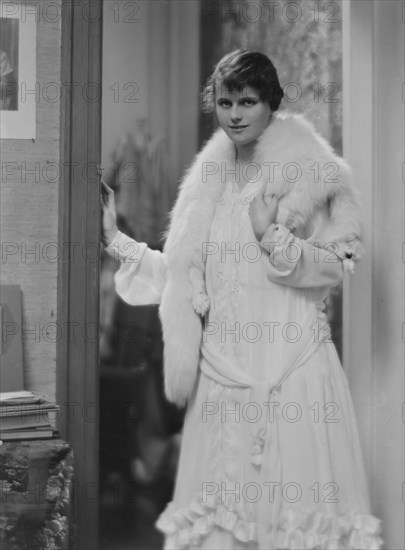 Allen, Anita, Miss, portrait photograph, 1916. Creator: Arnold Genthe.