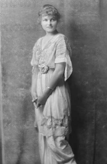 Allen, Dorothy, Miss, portrait photograph, 1914 Aug. 13. Creator: Arnold Genthe.