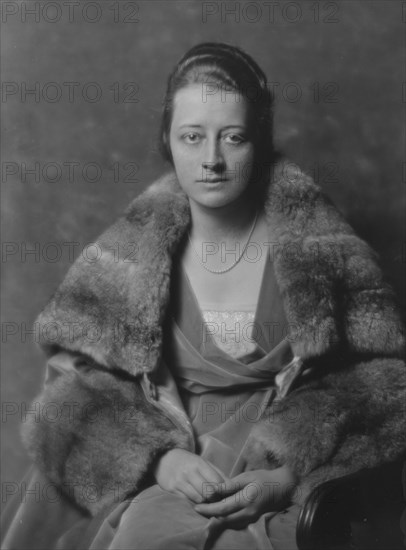 Andrews, E., Miss, portrait photograph, 1916. Creator: Arnold Genthe.