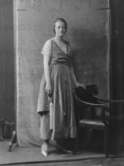 Andrews, E., Miss, portrait photograph, 1916. Creator: Arnold Genthe.