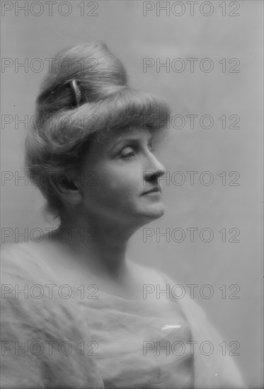Atherton, Gertrude, portrait photograph, 1912 May 22. Creator: Arnold Genthe.