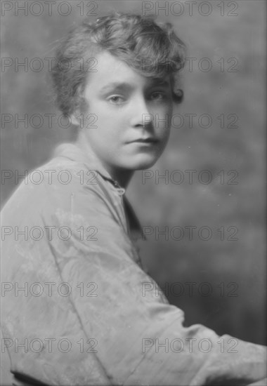 Bain, Marjorie, Miss, portrait photograph, 1914 Nov. 28. Creator: Arnold Genthe.