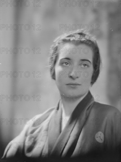 Baker, Alice, Miss, portrait photograph, 1917 June 4. Creator: Arnold Genthe.