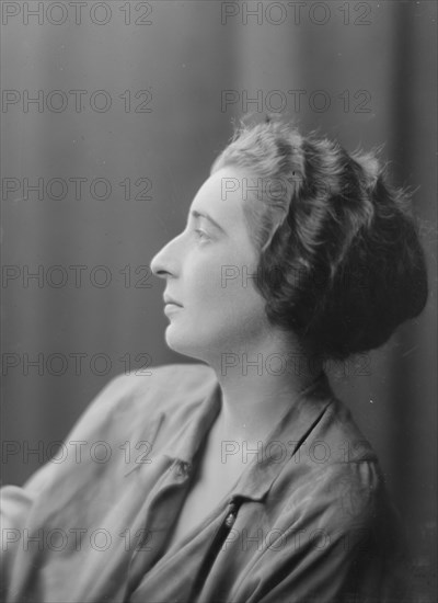 Baker, Alice, Miss, portrait photograph, 1917 June 4. Creator: Arnold Genthe.