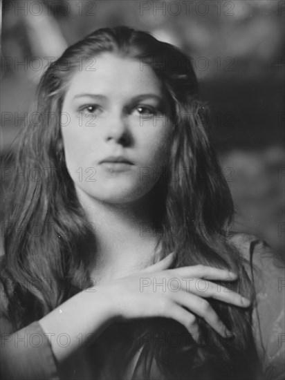 Baldwin, A., Miss, portrait photograph, 1916 or 1917. Creator: Arnold Genthe.