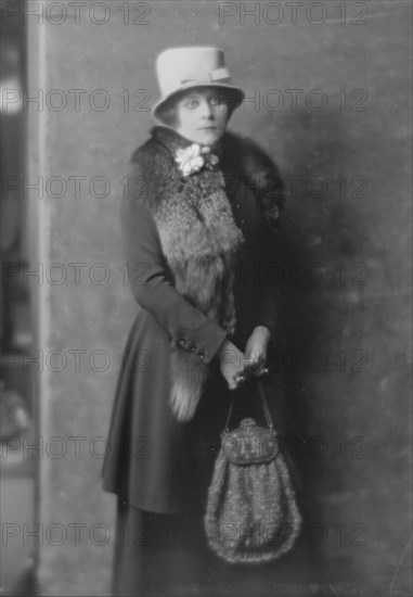 Bara, Theda, Miss, portrait photograph, 1916 Nov. 11. Creator: Arnold Genthe.