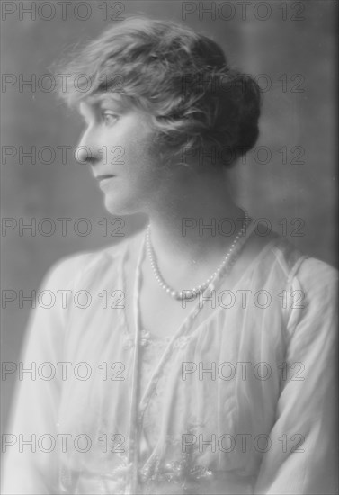 Barklay, D., Mrs., portrait photograph, 1915 July 14. Creator: Arnold Genthe.