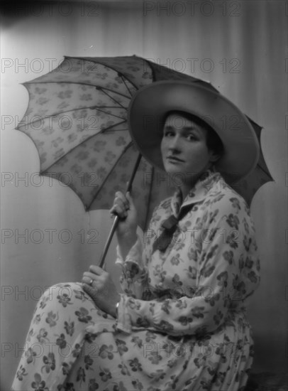 Barnwell, Mrs., portrait photograph, between 1913 and 1942. Creator: Arnold Genthe.