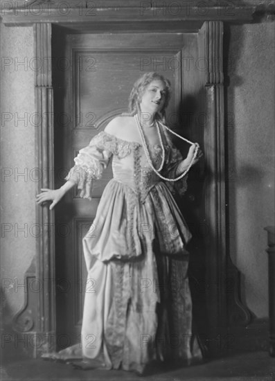 Bates, Blanche, Miss (Mrs. George Creel), portrait photograph, 1919 Mar. 6. Creator: Arnold Genthe.