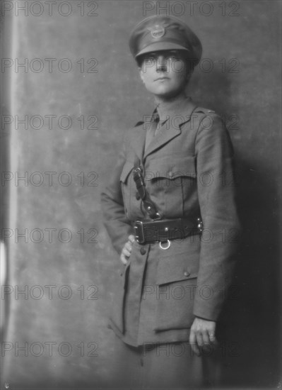 Baylis, A.B., Miss, portrait photograph, 1917 Oct. 5. Creator: Arnold Genthe.