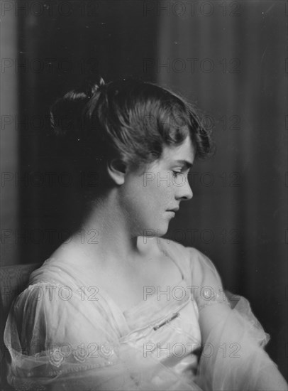 Beaver, Miss, portrait photograph, 1915. Creator: Arnold Genthe.