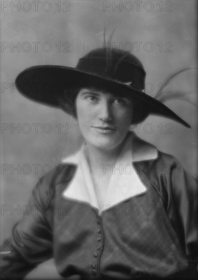 Bergin, Lynda Bryant, Miss, portrait photograph, 1915 Jan. 26. Creator: Arnold Genthe.