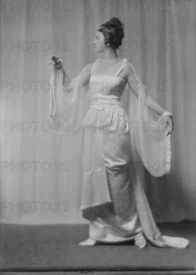 Betty, Miss, portrait photograph, 1917 Sept. 27. Creator: Arnold Genthe.