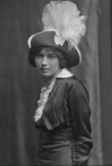 Blair, Sophia, Miss, portrait photograph, 1912 July 5. Creator: Arnold Genthe.