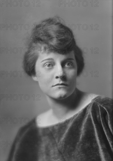 Bruback, Jessie, Miss, portrait photograph, 1914 Apr. 16. Creator: Arnold Genthe.