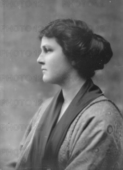 Bruce, Ned, Mrs., portrait photograph, 1915 Apr. 28. Creator: Arnold Genthe.