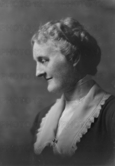 Bruere, Martha, Miss, portrait photograph, 1917 Oct. 22. Creator: Arnold Genthe.