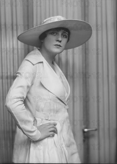 Bruns, Julia, Miss, portrait photograph, 1916. Creator: Arnold Genthe.