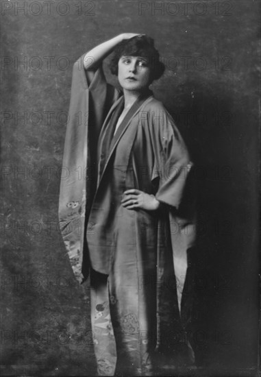Bruns, Julia, Miss, portrait photograph, not before 1916. Creator: Arnold Genthe.