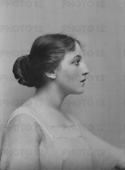 Bruns, Mona, Miss, portrait photograph, 1916. Creator: Arnold Genthe.