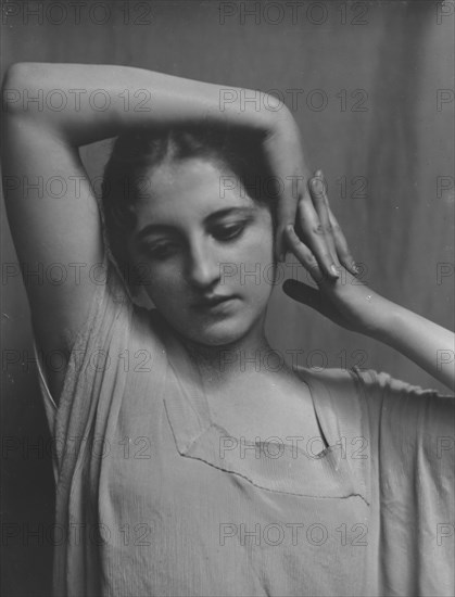 Bruns, Mona, Miss, portrait photograph, 1916. Creator: Arnold Genthe.