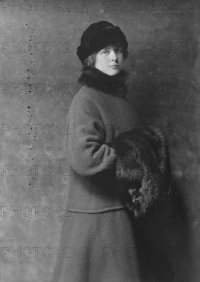 Bryant, George, Mrs., portrait photograph, 1915. Creator: Arnold Genthe.