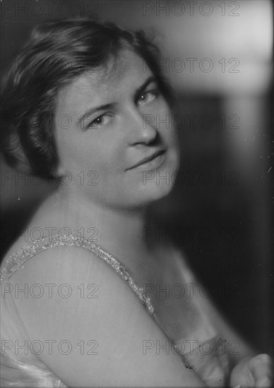 Bulen, Miss, portrait photograph, 1914 Dec. Creator: Arnold Genthe.