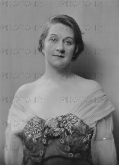 Calhoun, Catherine, Miss, portrait photograph, 1917 May 25. Creator: Arnold Genthe.