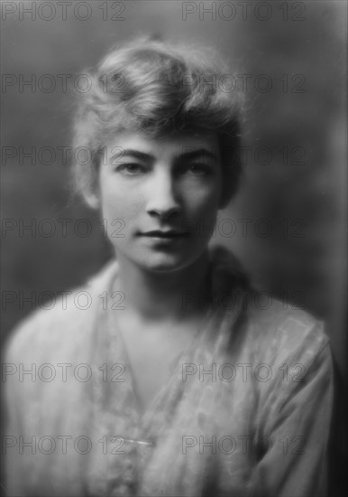 Carr, H.C., Mrs. (Dorothy Dunn), portrait photograph, between 1914 and 1918. Creator: Arnold Genthe.