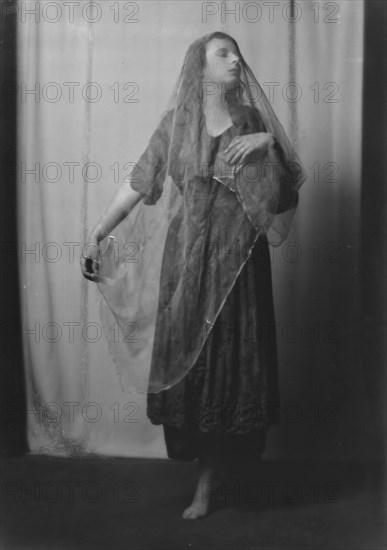 Castle, Miss, portrait photograph, 1917 Oct. 2. Creator: Arnold Genthe.