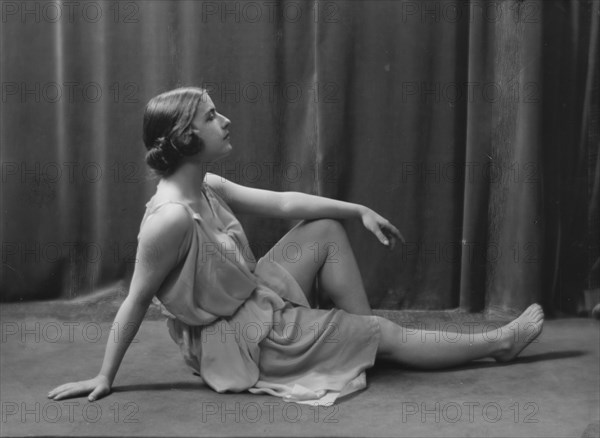 Cavaugh, Lucile, Miss, portrait photograph, 1917 May 10. Creator: Arnold Genthe.