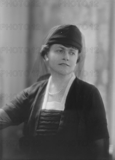 Chapin, S.B., Mrs., portrait photograph, 1917 Oct. 16. Creator: Arnold Genthe.