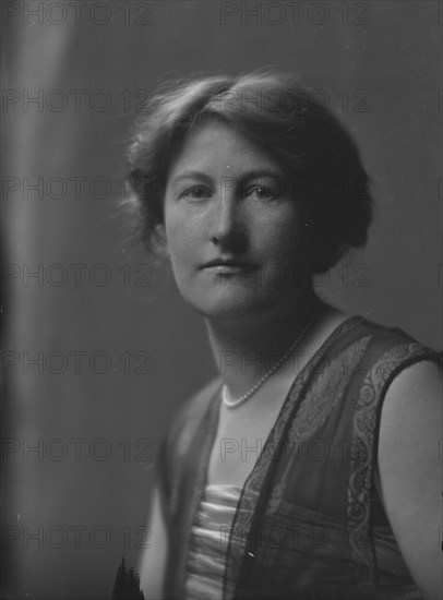 Christie, Winifred, Miss, portrait photograph, not before 1916. Creator: Arnold Genthe.