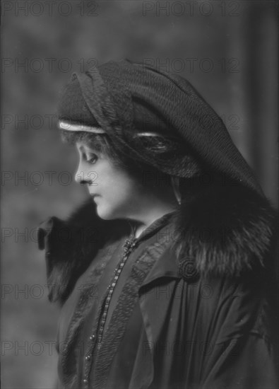 Compton, Barnes, Mrs., portrait photograph, 1914 Nov. 20. Creator: Arnold Genthe.