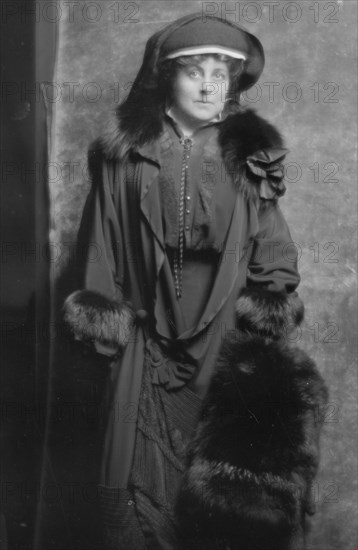 Compton, Barnes, Mrs., portrait photograph, 1914 Nov. 20. Creator: Arnold Genthe.