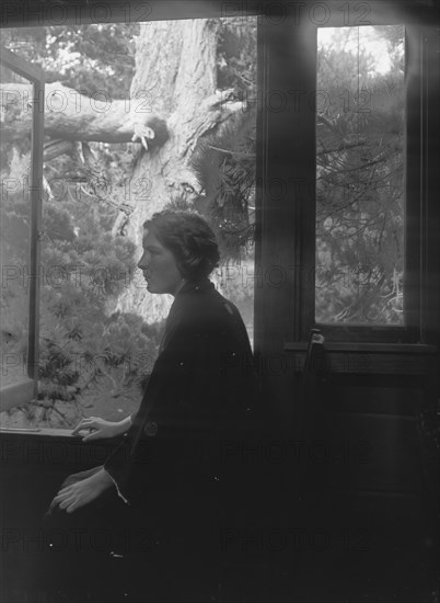 Cooke, Helen, Miss, portrait photograph, 1909 July 15. Creator: Arnold Genthe.