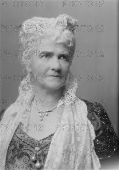 Cornwall, Charles, Mrs., portrait photograph, 1914 Aug. 6. Creator: Arnold Genthe.