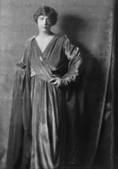 Cowl, Jane, Miss, portrait photograph, 1914 Dec. 30. Creator: Arnold Genthe.