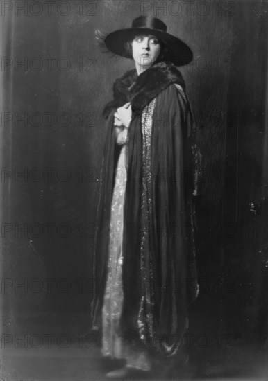 Cowl, Jane, Miss, portrait photograph, 1917 Sept. 17. Creator: Arnold Genthe.