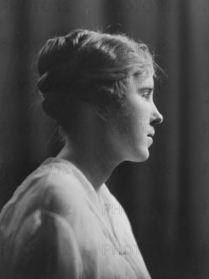 Cravath, Vera, Miss, portrait photograph, 1917 June 29. Creator: Arnold Genthe.